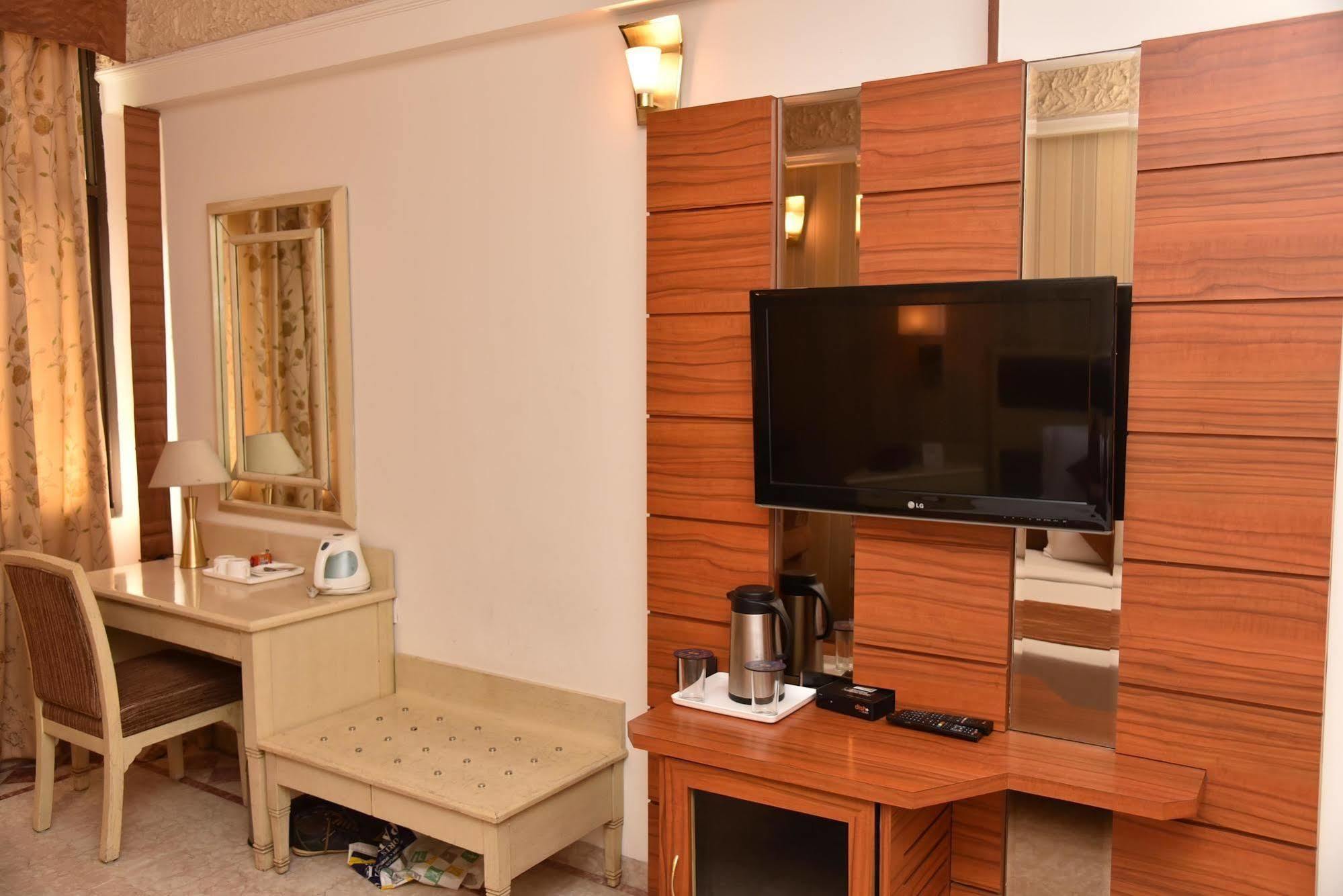 Hotel Park Grand Chandīgarh Zewnętrze zdjęcie